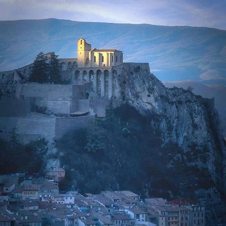 Etxe Laminak Bed and Breakfast Sisteron Buitenkant foto